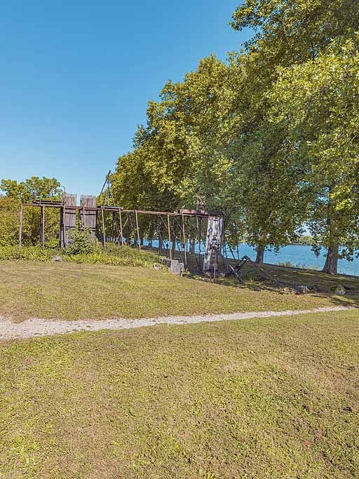 Les vestiges de l'ancien barrage de Thoissey, à Mâcon.