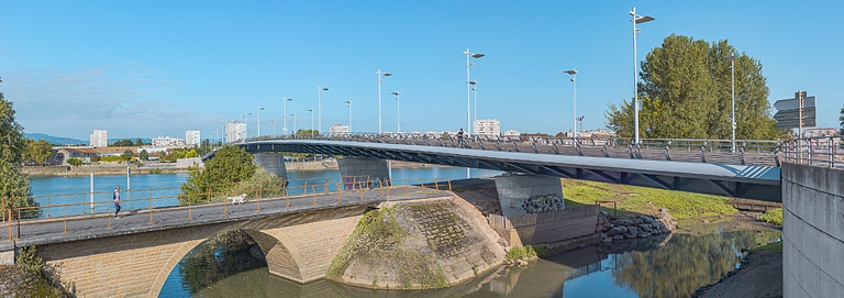 Le pont vu depuis la rive gauche. Au premier plan, le pont sur la Veyle.