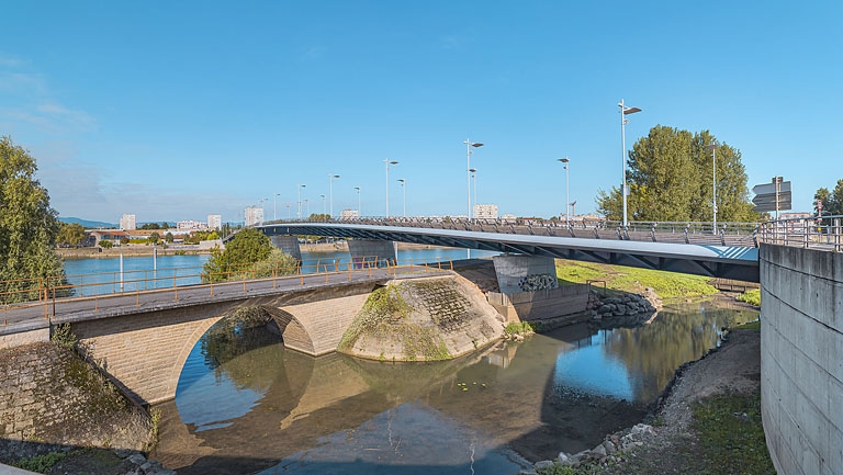 Le pont vu depuis la rive gauche. Au premier plan, le pont sur la Veyle.