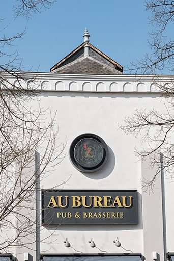 Façade antérieure : décor de la travée centrale.