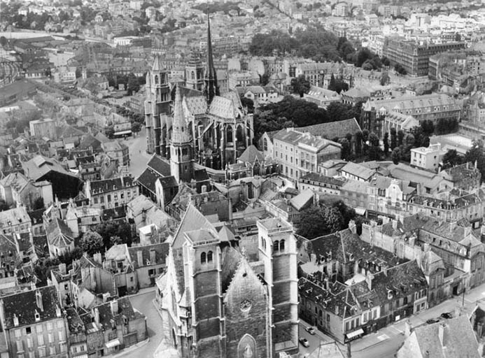 [Vue aérienne du quartier avec l'église Saint-Jean au premier plan]. S.d. [entre 1945 et 1975].