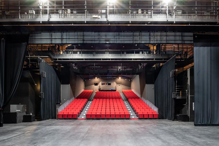 Théâtre : la salle vue depuis la scène.