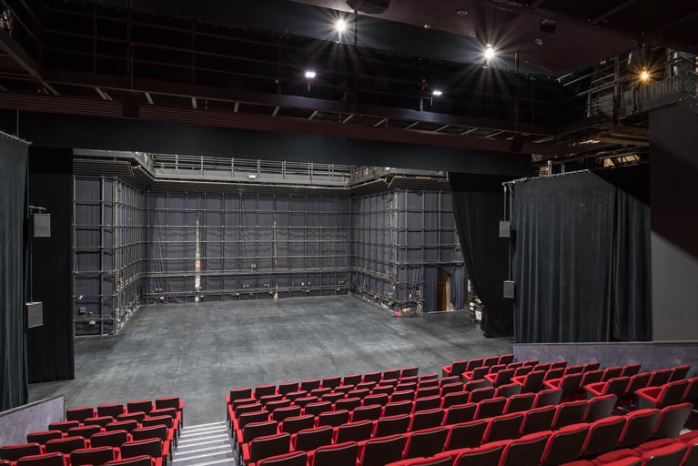 Théâtre : la scène vue depuis la salle.
