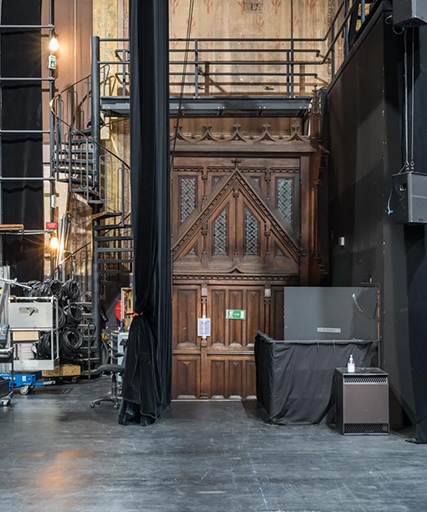 Théâtre : coulisse côté cour (sud), avec porte du transept et accès aux passerelles.