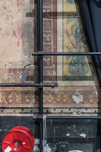Théâtre : peinture murale partiellement visible en coulisse côté jardin (bras nord du transept).