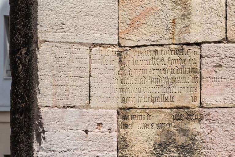 Façade sud : inscription en lettres gothiques dans l'angle sud-ouest.