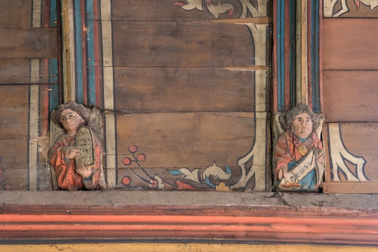 Angle sud-ouest, mur sud : deux anges.