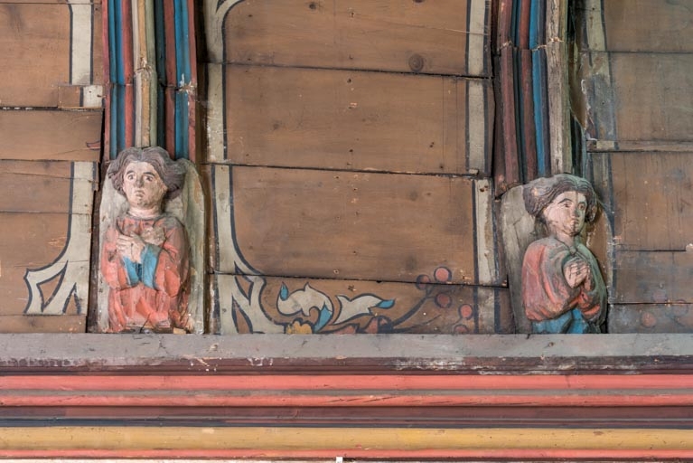 Angle nord-ouest, mur nord : deux anges.