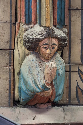 Angle nord-est, mur est : ange.