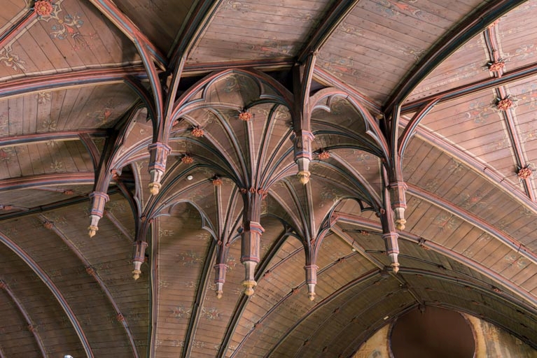 Croisée du transept, charpente lambrissée : décor de clés pendantes.