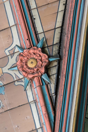 Nef, charpente lambrissée : peinture et motif floral sculpté.