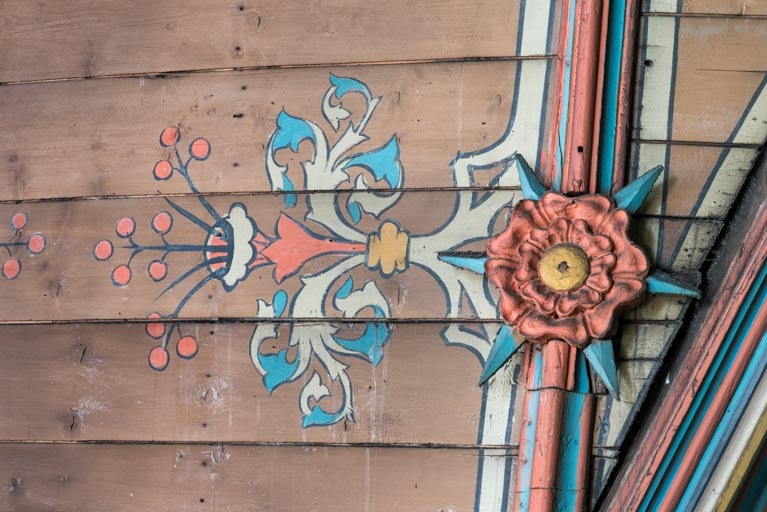Nef, charpente lambrissée : peinture et motif floral sculpté.