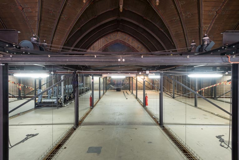 Croisée du transept : cintres du théâtre. Vue prise en direction du chevet oriental. Le décor peint est partiellement visible.