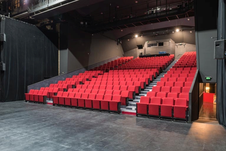 Théâtre : la salle, vue de trois quarts.