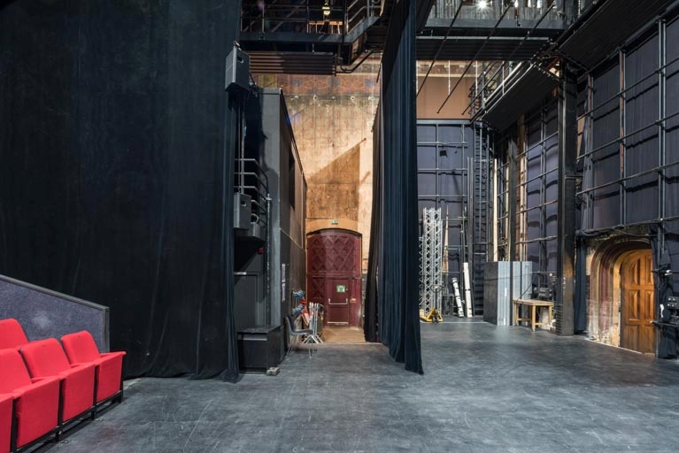 Théâtre : coulisse côté jardin (bras nord du transept).