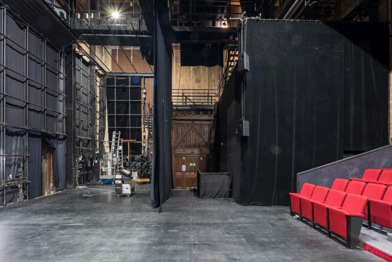 Théâtre : coulisse côté cour (bras sud du transept).