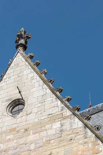 Façade orientale : pignon avec amortissement et crochets.