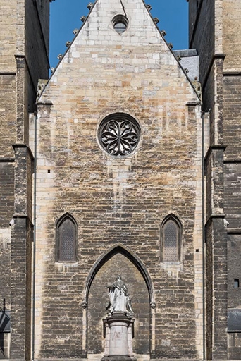 Façade orientale : mur fermant la travée droite du choeur disparu. Au centre, le monument à Bossuet.