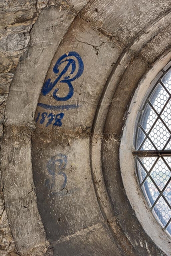 Comble, graffiti peint : B 1878.