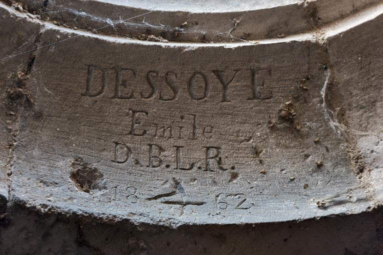 Comble, graffiti : Dessoye Emile D.B.L.R. 1862.