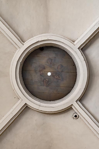 Tour sud, rez-de-chaussée (loge d'acteur côté cour) : ouverture zénithale, avec couvercle peint. ; Angelots peints sur le couvercle de l'ouverture zénithale, ancienne chapelle du Saint-Sépulcre, au rez-de-chaussée de la tour sud (2022).