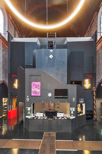 Entrée de la nef, avec la billetterie du théâtre. Le concept de "boîte dans la boîte" est clairement lisible.