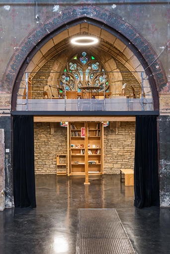 Première chapelle à gauche (nord). ; 1re chapelle nord (à gauche). Les trois verrières figurées (saint Bénigne, saint Jean-Baptiste et sainte Paschasie) sont masquées.
