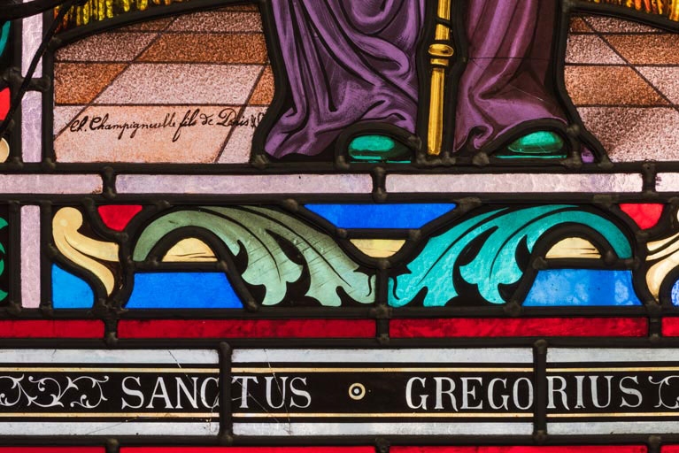 2e chapelle nord, saint Grégoire : identification du saint et signature du maître-verrier.