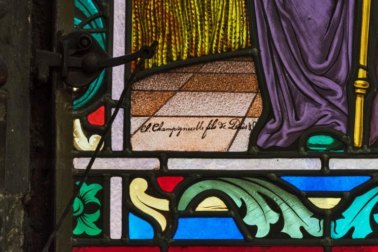 2e chapelle nord, saint Grégoire : signature du maître-verrier.