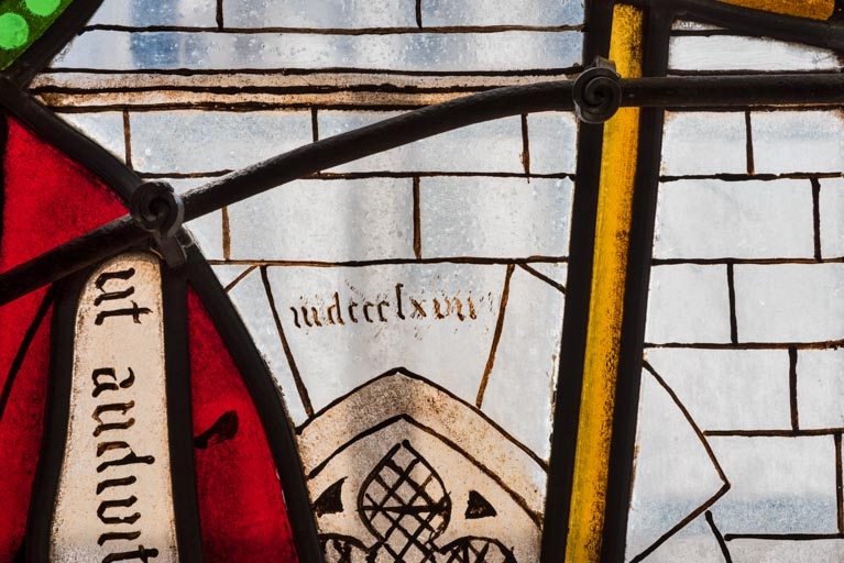 4e chapelle sud : date sur la verrière de saint Jean-Baptiste.