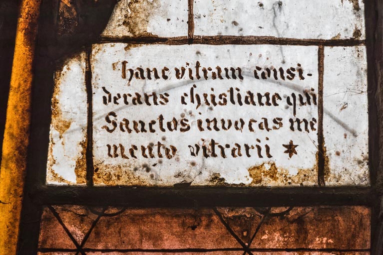 4e chapelle sud : inscription sur la verrière de saint Jean-Baptiste.