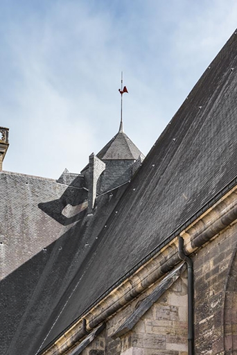 Toit polygonal marquant l'emplacement de la flèche à la croisée du transept, vu du nord-ouest.