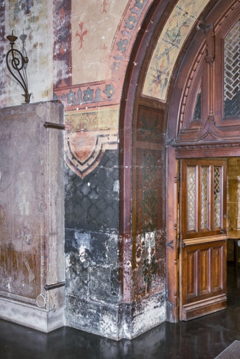 Décor peint à l'entrée de la deuxième chapelle à droite (sud). ; Nef, mur sud (2022) : peinture monumentale.