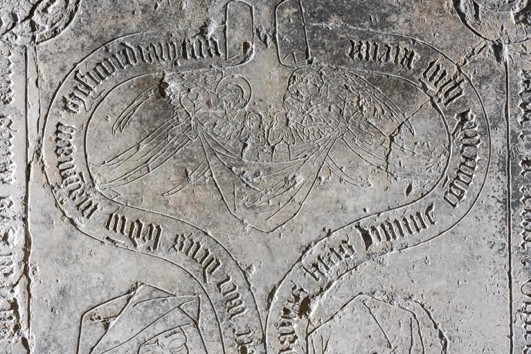 Phylactères et anges transportant les âmes au ciel.