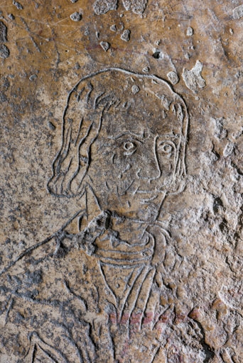 Visage de Roger Huguenin. ; Dalle funéraire de Roger Huguenin et sa femme Jehanne : visage de Roger Huguenin.