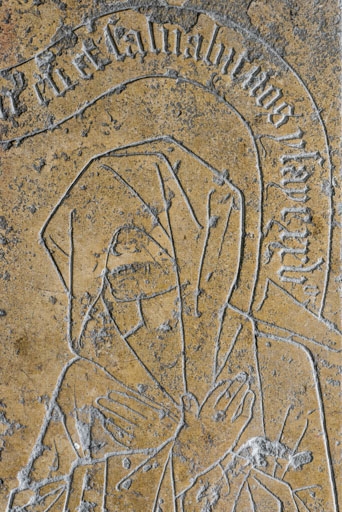 Jacote Douhet en buste. ; Dalle funéraire de Philippe Douhet et son épouse : Jacote Douhet en buste.