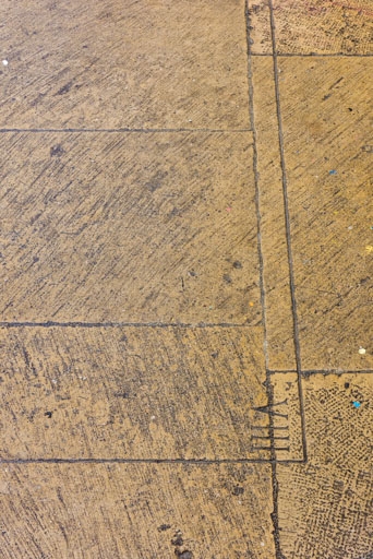 Numéro de repérage de la dalle des deux époux gravé sur le sol de la 2e chapelle nord (actuelle cuisine).