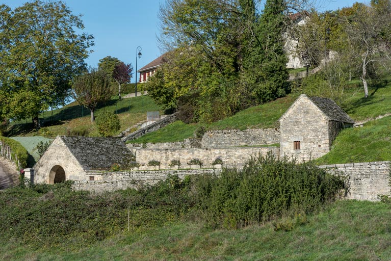 Vue d'ensemble depuis le sud-est. 