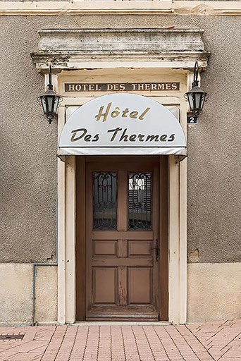 Porte d'entrée.