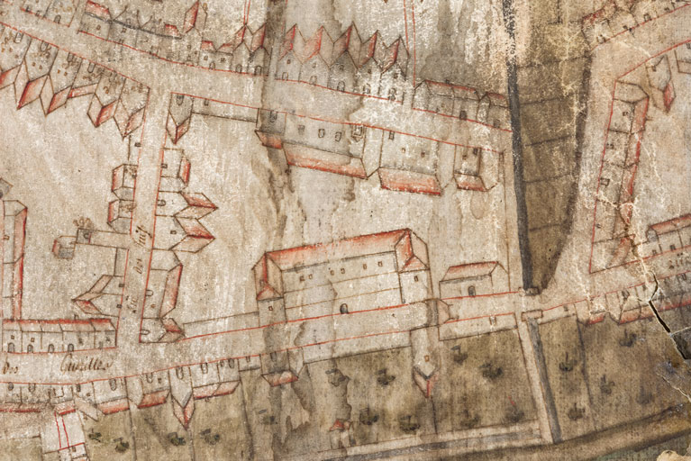 Plan de Tonnerre en 1680 [détail : le couvent des Ursulines]. La chapelle est représentée au centre, toiture vers le bas mais avec la différence de hauteur entre les deux corps de bâtiment.