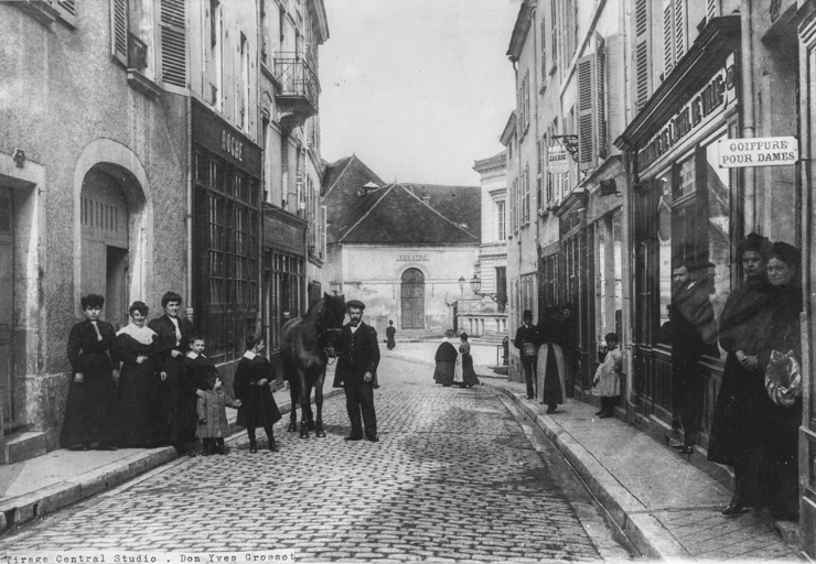 [La rue de l'Hôtel de Ville et le théâtre municipal]. S.d. [entre 1900 et 1904].