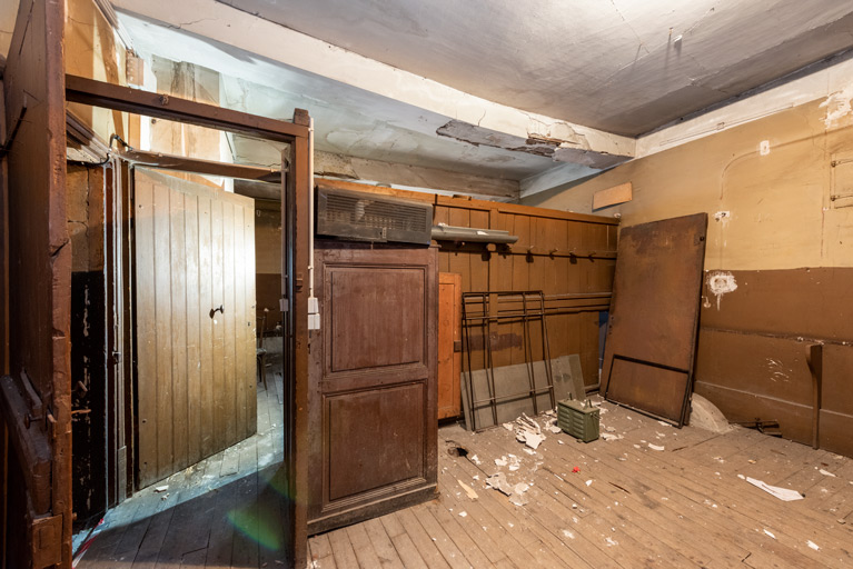 Ancienne loge d'acteur en 2022, avant transformation.