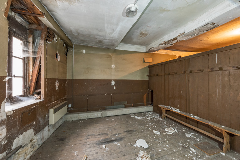 Ancienne loge d'acteur, côté rue, en 2022, avant transformation.