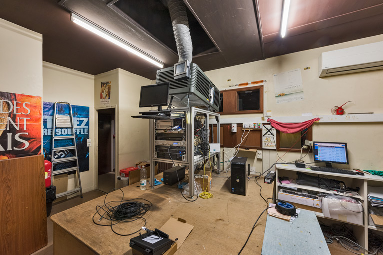 La cabine de projection en 2022, avant transformation.