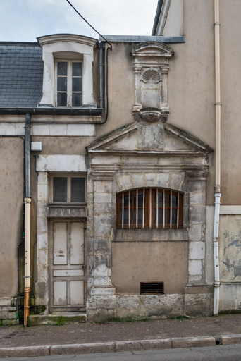 Façade latérale gauche en 2022, avant transformation : entrée des loges d'acteur et ancienne entrée murée.