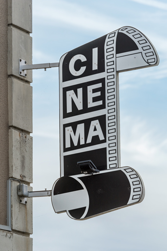 Façade latérale gauche en 2022, avant transformation : enseigne du cinéma.