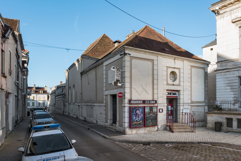 Tonnerre, 261 rue de l'Hôtel de Ville : ancienne chapelle du couvent des Ursulines puis théâtre municipal, actuellement cinéma-théâtre (étudié).