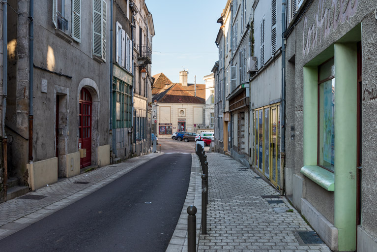 La rue de l'Hôtel de Ville et le cinéma en 2022, avant transformation.