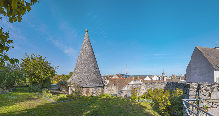 Terrasse de la Grosse Tour et toit conique de la tour des Billes.