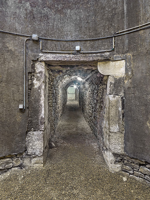 Niveau inférieur et la galerie souterraine sous le rempart.